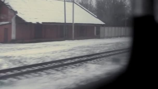 Ulaşım, yol, demiryolu, manzara, yakınlaşma, konsept - kış tipi sırasında karla kaplı doğa manzarası üzerine hızlı tren penceresinden manzara. Demiryolu vasıtasıyla kırsalda seyahat — Stok video