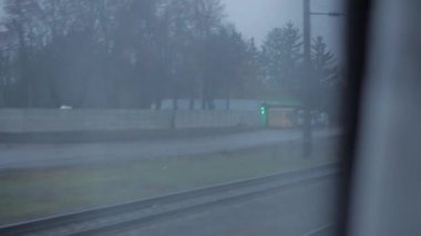 Ulaşım, yol, demiryolu, manzara, yakınlaşma, konsept - kış tipi sırasında karla kaplı doğa manzarası üzerine hızlı tren penceresinden manzara. Demiryolu vasıtasıyla kırsalda seyahat