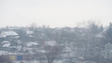 Ulaşım, yol, demiryolu, manzara, yakınlaşma, konsept - kış tipi sırasında karla kaplı doğa manzarası üzerine hızlı tren penceresinden manzara. Demiryolu vasıtasıyla kırsalda seyahat