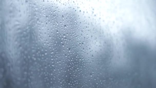 Transporte, carretera, ferrocarril, paisaje, concepto de comunicación: primer plano goteos de lluvia fluyen por el cristal de la ventana del tren de alta velocidad. viajar por el campo en tren. arroyos corrientes de fondo de agua — Vídeo de stock