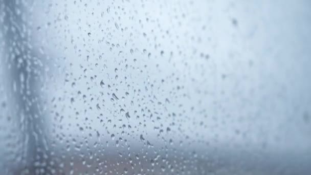 Transporte, carretera, ferrocarril, paisaje, concepto de comunicación: primer plano goteos de lluvia fluyen por el cristal de la ventana del tren de alta velocidad. viajar por el campo en tren. arroyos corrientes de fondo de agua — Vídeo de stock