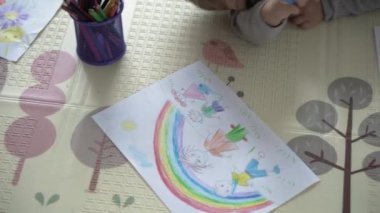Çocukluk, Sanat, Eğitim, Yaratıcılık, Annelik Konsepti - iki mutlu kardeş okul öncesi yaratıcı çocuk 2-4 yaşında ve bebek emeklemesi kurşun kalemlerle çiziliyor.