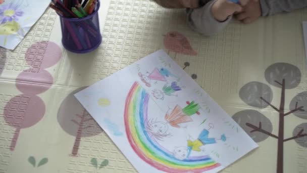 어린 시절, 미술, 교육, 창의성, 흔들어 주는 개념 - 두 명의 행복 한 동기 아이들이 미취학 전의 창의적 인 아이들 2-4 년과 연필로 그림을 그리는 아기들은 실내의 매트 바닥에 앉아 재미있게 지낸다 — 비디오