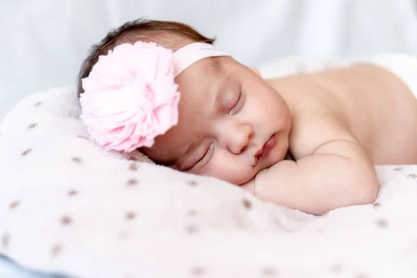 Enfance, soins, maternité, santé, médecine, pédiatrie concepts - Gros plan Petite paix calme nouveau-né nu bébé fille en chapeau rose dort au repos faire une sieste profonde posée sur le ventre sur un lit doux — Photo