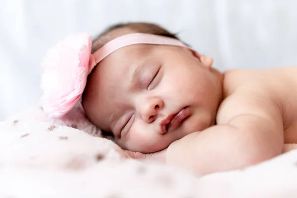 Jeugd, zorg, moederschap, gezondheid, geneeskunde, pediatrie concepten - Close up Weinig vrede rustig naakt pasgeboren baby meisje met roze hoed slaapt rust nemen diepe dutje liggend op buik op zacht bed — Stockfoto