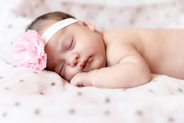 Infância, cuidados, maternidade, saúde, medicina, conceitos de pediatria - Fechar-se Um pouco de paz bebê recém-nascido menina nua e calma no chapéu rosa dorme descansar tirar o cochilo profundo deitado na barriga na cama macia — Fotografia de Stock