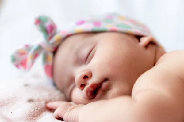 Enfance, soins, maternité, santé, médecine, pédiatrie concepts - Gros plan Petite paix calme nouveau-né nu bébé fille en chapeau rose dort au repos faire une sieste profonde posée sur le ventre sur un lit doux — Photo