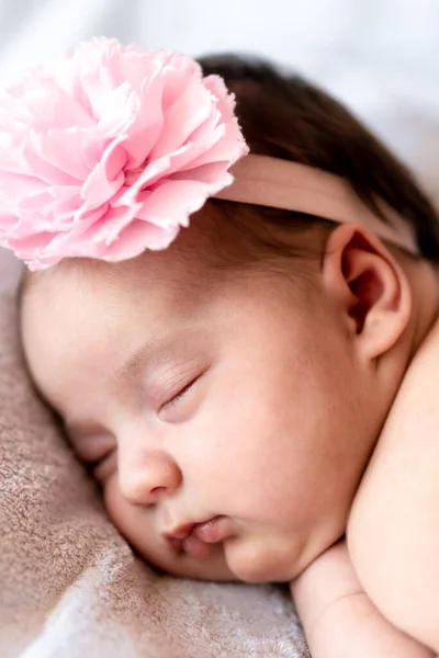 Çocukluk, bakım, annelik, sağlık, tıp, pediatri kavramları - Barışı kapatın. Pembe şapkalı küçük çıplak bebek dinleniyor. — Stok fotoğraf