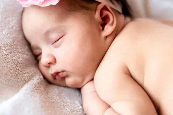 Enfance, soins, maternité, santé, médecine, pédiatrie concepts - Gros plan Petite paix calme nouveau-né nu bébé fille en chapeau rose dort au repos faire une sieste profonde posée sur le ventre sur un lit doux — Photo