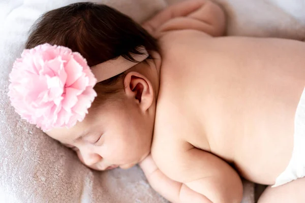 Enfance, soins, maternité, santé, médecine, pédiatrie concepts - Gros plan Petite paix calme nouveau-né nu bébé fille en chapeau rose dort au repos faire une sieste profonde posée sur le ventre sur un lit doux — Photo