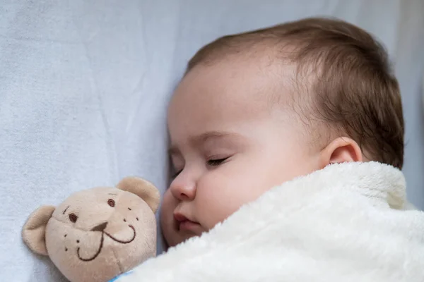 Çocukluk, bakım, annelik, sağlık kavramları - Küçük bir huzur kapat küçük bebek bebek uyuyor derin bir uyku çek oyuncak ayıcığı yumuşak sıcak battaniyeye uzan büyük gözleri kapalı — Stok fotoğraf