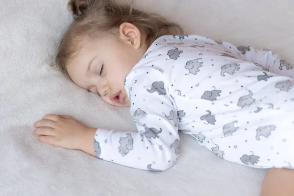 Infância, cuidados, maternidade, saúde, medicina, conceitos pediatria - Fechar Pouco paz calmo criança pré-escolar dorme descansando tirar o cochilo profundo deitado na barriga em cama macia. hora de dormir mod fechar os olhos — Fotografia de Stock