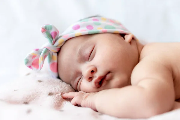 La infancia, el cuidado, la maternidad, la salud, la medicina, los conceptos de pediatría - Primer plano Poca paz calma bebé recién nacido desnudo niña en el sombrero rosa duerme descansando tomar una profunda siesta acostado en la barriga en la cama suave —  Fotos de Stock