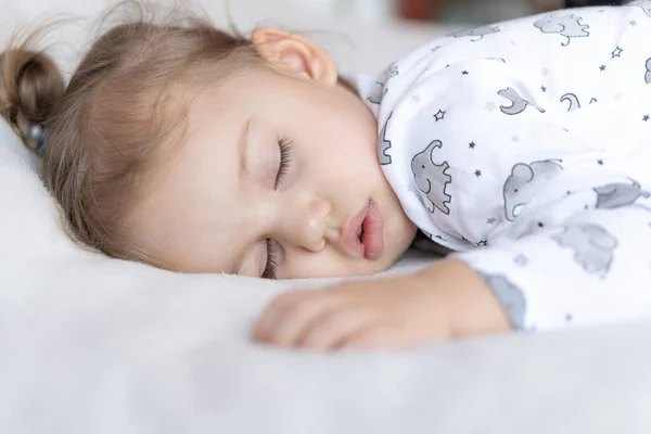 La infancia, el cuidado, la maternidad, la salud, la medicina, los conceptos de pediatría - Primer plano Poca paz tranquila niña preescolar duerme descansando tomar una profunda siesta acostada en la barriga en la cama blanda. hora de dormir mod cerrar los ojos — Foto de Stock