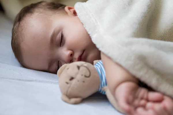 Niñez, cuidado, maternidad, conceptos de salud - Primer plano Poca paz tranquila bebé pequeño bebé niña sueño descansando tomar profunda siesta puesta abrazo peluche oso juguete en suave manta caliente con los ojos cerrados en la cama grande — Foto de Stock