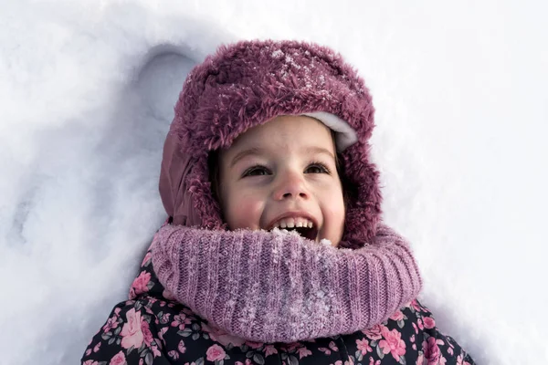 Vinter, familj, barndomskoncept - närbild porträtt autentisk liten förskoleflicka i rosa kläder ler skratta med öppen mun om snö i kyligt väder dag utomhus. Lustigt pojkansikte — Stockfoto