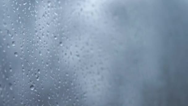 Doprava, silnice, železnice, krajina, koncept smilstva - zblízka kapky deště stékají okenním sklem vysokorychlostního vlaku. cestovat krajinou po železnici. tekoucí potoky vody pozadí — Stock video