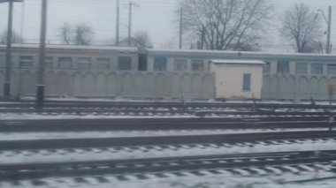 Ulaşım, yol, demiryolu, manzara, yakınlaşma, konsept - kış tipi sırasında karla kaplı doğa manzarası üzerine hızlı tren penceresinden manzara. Demiryolu vasıtasıyla kırsalda seyahat