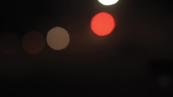 Trasporto, strada, ferrovia, paesaggio, comnicazione, concetto - vista luci sfocate di fari e lampioni sparati attraverso la finestra di vetro del treno ad alta velocità di notte. viaggiare in campagna in treno — Video Stock