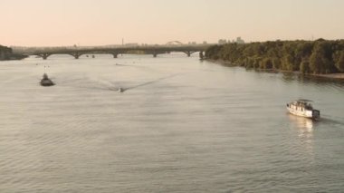 Transprint, rezervuarlar, seyahat, seyrüsefer konsepti - günbatımında Kiev 'de geniş nehir dinamiği üzerinde tekne gemileri, yatlar ve diğer turistik su gemileriyle birlikte yükseklik köprüsü havuzu üzerinden yapılan hava keşfi.