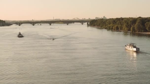 Transprt, rezervoare, călătorii, concept de navigație - sondaj aerian de la înălțimea podului iaz ower cu bărci nave iahturi și alte nave de apă turistice pe râul Dnipro larg din Kiev la apusul soarelui . — Videoclip de stoc