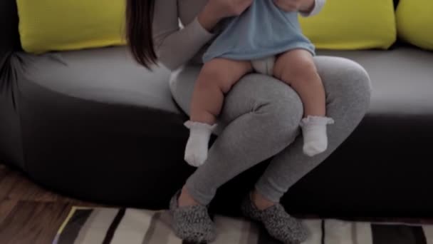 Аутентичный крупным планом снимок молодой нео-кавказской матери, держащей на руках и ласкающей новорожденного ребенка в детской с утра. младенчество, материнство, материнство, отцовство, детство, жизнь, понятие подлинности — стоковое видео