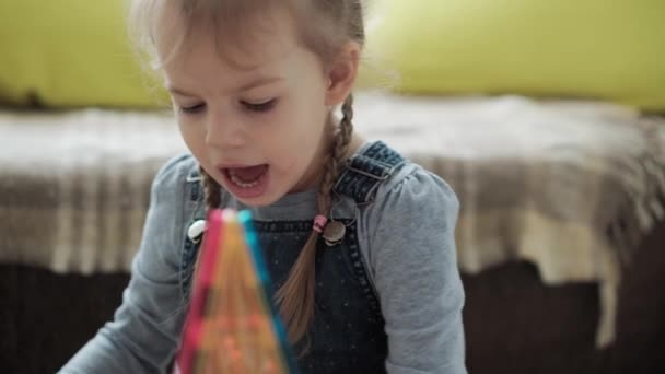 Enfance, famille, maternité, concept de parentalité - les jeunes enfants heureux Les enfants aiment jouer à des jeux créatifs aimants blocs construit château. Deux enfants frères et sœurs s'amusent ensemble dans la salle de jeux par terre en quarantaine — Video