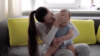 Yeni doğmuş beyaz bir annenin sabahları kucağında tuttuğu ve yeni doğan bebeği okşadığı otantik yakın plan çekimleri. bebek, annelik, annelik, ebeveynlik, çocukluk, yaşam, özgünlük kavramı