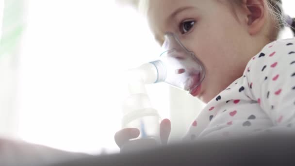 Închide caucaziană 3-4 ani copil preșcolar minor în masca unui inhalator pe canapea gri galben. Copilul care ia terapie respiratorie cu nebulizator. medicină și sănătate, pediatrie, concept covid-19 — Videoclip de stoc