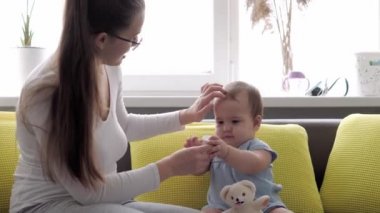 Yeni doğmuş beyaz bir annenin sabahları kucağında tuttuğu ve yeni doğan bebeği okşadığı otantik yakın plan çekimleri. bebek, annelik, annelik, ebeveynlik, çocukluk, yaşam, özgünlük kavramı