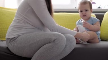 Yeni doğmuş beyaz bir annenin sabahları kucağında tuttuğu ve yeni doğan bebeği okşadığı otantik yakın plan çekimleri. bebek, annelik, annelik, ebeveynlik, çocukluk, yaşam, özgünlük kavramı