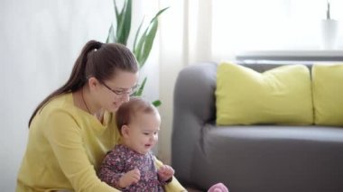 Yeni doğmuş beyaz bir annenin kucağında tuttuğu ve yeni doğmuş bebeği minder döşemesinde okşarken çekilmiş otantik yakın plan fotoğrafı. bebek, annelik, annelik, ebeveynlik, çocukluk, yaşam, özgünlük