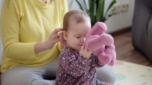 Auténtica toma de cerca de la mamá joven neo caucásica jugar con juguetes suaves oso de peluche beso, cuidado pasar tiempo con el niño niña en casa en el interior. infante, maternidad, infancia, familia, autenticidad — Vídeos de Stock