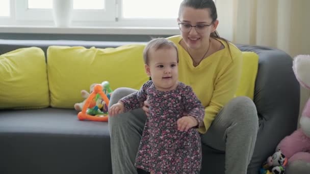 Slo-mo Auténtico primer plano joven neo caucásico mamá jugar con bebé bebé niña divertirse pasar tiempo en casa en interiores. niño pequeño aprendiendo a caminar. maternidad, infancia, familia, concepto de estilo de vida — Vídeo de stock