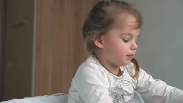 Autentyczne zbliżenie cute kaukaskiego małego przedszkola malucha dziewczynka tak senny po przebudzeniu z misia w wygodnym białym łóżku. Opieka nad dziećmi, Śpiące dziecko, Dzieciństwo, Rodzicielstwo, koncepcja życia — Wideo stockowe