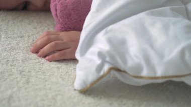 3-4 yıl boyunca tatlı beyaz bir yatakta oyuncak ayıyla tatlı tatlı tatlı uyuyan, beyaz, küçük beyaz bir anaokulu çocuğunun otantik yakın çekimi. Çocuk bakımı, Uyuyan Bebek, Çocukluk, Ebeveynlik, Yaşam Konsepti