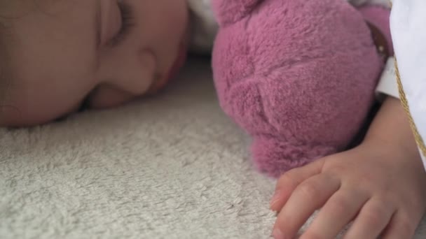 Authentieke close-up van schattige blanke kleine kleuter peuter kind meisje 3-4 jaar slaap zoet in comfortabel wit bed met teddybeer. Kinderopvang, Slaapbaby, Jeugd, Ouderschap, Levensstijl — Stockvideo