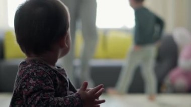 Genç neo beyaz annenin iki küçük çocukla oynadığı sahici yakın plan bebek kız ve anaokulu çocuğu evde eğleniyor. annelik, çocukluk, aile, özgünlük kavramı