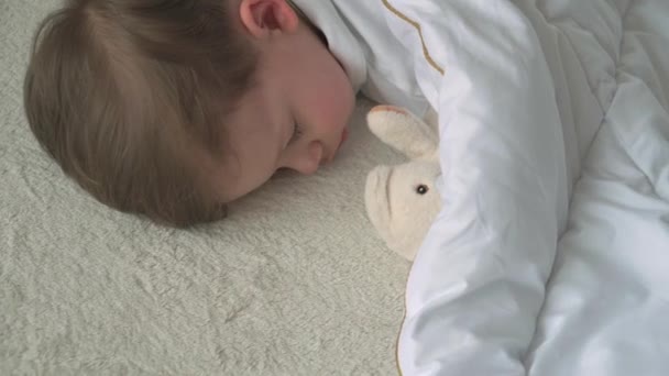 Otentik menutup dari lucu Kaukasia anak kecil anak prasekolah balita 2-3 tahun tidur manis di tempat tidur putih yang nyaman dengan boneka beruang. Perawatan anak, Bayi tidur, masa kanak-kanak, orang tua, konsep kehidupan — Stok Video