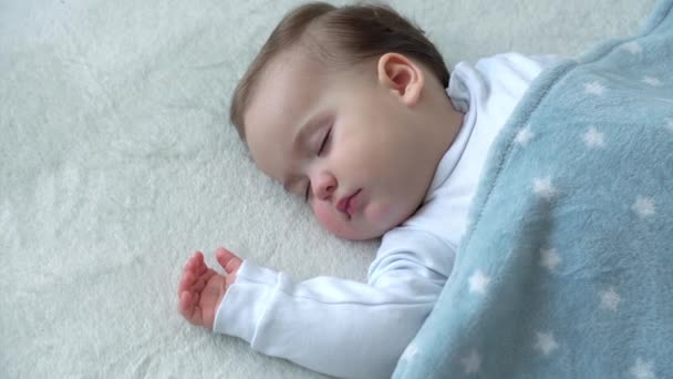 Peuter, Ontspanning, Sweet Dreams, Jeugd, Family Concept - Athentic Strakke close-up gezicht van Little 9-12 maanden oud Baby kind meisje Slapen op wit bed bedekt met deken in lunchtijd Sleep Mode. — Stockvideo