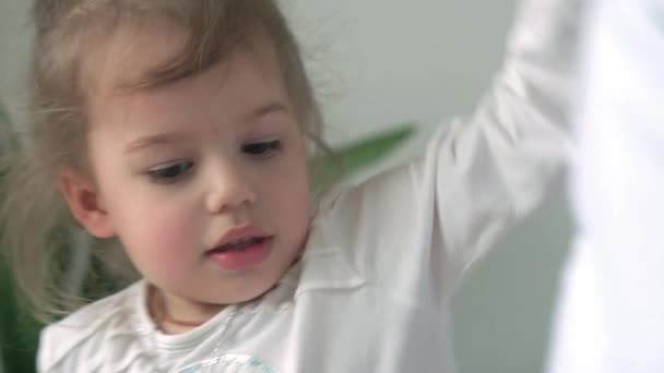 Authentique gros plan de mignon caucasien petit enfant d'âge préscolaire fille si somnolent au réveil fait whide lit après la sieste du déjeuner de sommeil. Garde d'enfants, Bébé au lit, Enfance, Parentalité, concept de vie — Video