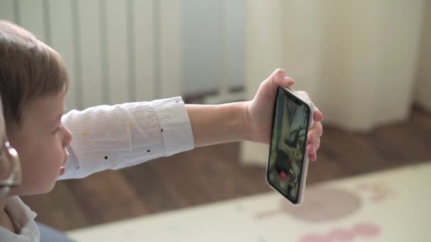 Kaukasische Familie kleine Kinder Mädchen Junge und Mutter sprechen in Videokonferenz per Smartphone zusammen im Wohnzimmer zu Hause mit glücklichem Lächeln. Aktivitätstechnologie Lifestyle Mobiltelefon Nutzungskonzept — Stockvideo
