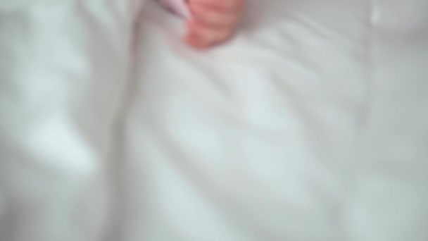 Authentisches Porträt niedlichen kaukasischen kleinen Säugling pummelig Baby Mädchen oder Junge im rosa Schlaf mit Teddybär auf weißem Bett. Mittags ruhen die Kinder. Pflege, Schlafkind, Kindheit, Elternschaft, Lebenskonzept — Stockvideo