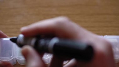 Erkek el parmaklarının kapatılması hücreleri haftanın günlerinde plastik hap organizatörü kutusunda siyah kalemle işaretler. Tedavi arayan hasta bir adam. Geleneksel ve Alternatif Tıp ve Sağlık, covid-19 kavramı