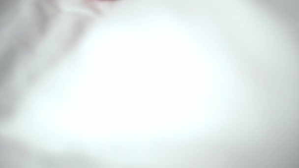 Autentico ritratto carino caucasico neonato paffuto bambina o ragazzo nel sonno rosa con orsacchiotto sul letto bianco. bambino che riposa all'ora di pranzo. cura, Bambino che dorme, Infanzia, Genitorialità, concetto di vita — Video Stock