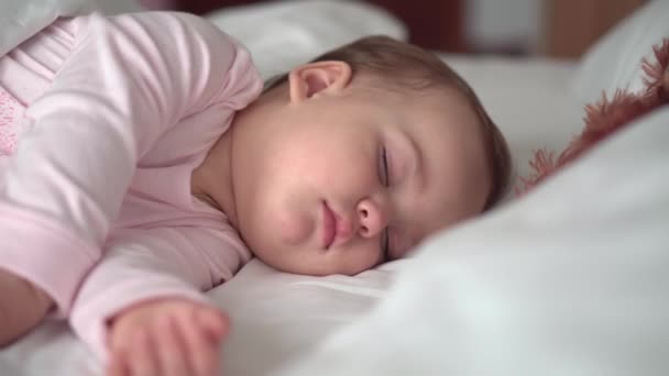 Autentico ritratto carino caucasico neonato paffuto bambina o ragazzo nel sonno rosa con orsacchiotto sul letto bianco. bambino che riposa all'ora di pranzo. cura, Bambino che dorme, Infanzia, Genitorialità, concetto di vita — Video Stock