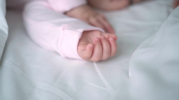 Auténtico retrato lindo bebé caucásico regordete niña o niño en sueño rosa con oso de peluche en la cama blanca. niño descansando a la hora del almuerzo. cuidado, Niñez durmiente, Infancia, paternidad, concepto de vida — Vídeo de stock