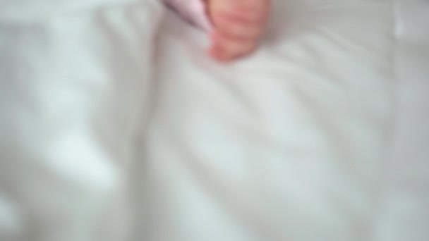 Autentico ritratto carino caucasico neonato paffuto bambina o ragazzo nel sonno rosa con orsacchiotto sul letto bianco. bambino che riposa all'ora di pranzo. cura, Bambino che dorme, Infanzia, Genitorialità, concetto di vita — Video Stock