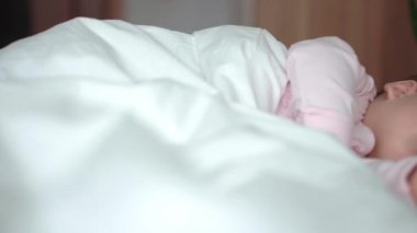 Otantik portre, beyaz yatakta oyuncak ayıyla pembe uykuda olan beyaz, beyaz, küçük, beyaz, tombul bir bebek bebek ya da oğlan. Çocuk öğle yemeği vakti dinleniyor. Bakım, Uyuyan Çocuk, Çocukluk, Ebeveynlik, Hayat Konsepti