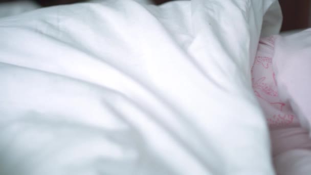 Retrato autêntico bonito caucasiano pequeno bebê gordinha menina ou menino em sono rosa com ursinho de pelúcia na cama branca. criança descansando na hora do almoço. cuidado, criança adormecida, Infância, Paternidade, conceito de vida — Vídeo de Stock